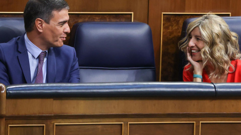 El presidente del Gobierno, Pedro Sánchez conversa con la vicepresidenta segunda, Yolanda Díaz durante el Debate sobre el estado de la Nación este jueves 14 de julio de 2022 en el Congreso.