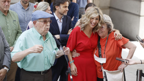 La vicepresidente segunda y ministra de Trabajo, Yolanda Díaz (c), junto al histórico líder comunista Víctor Díaz Cardiel (i) a las puertas del Congreso de los Diputados este jueves 14 de julio de 2022.