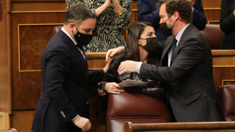 El líder de Vox, Santiago Abascal; la portavoz de Vox en el Congreso de los Diputados, Macarena Olona; y el portavoz parlamentario de Vox, Iván Espinosa de los Monteros.