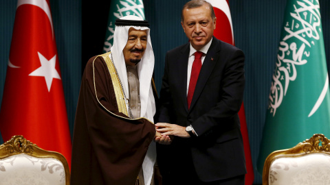 El rey de Arabia Saudí, Salman bin Abdelaziz, y el presidente turco, Tayyip Erdogan, el 12 de abril de 2016 en Ankara. REUTERS