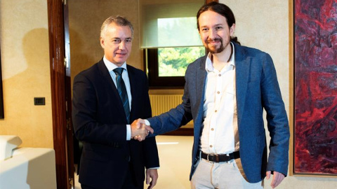 El secretario general de Podemos, Pablo Iglesias (d) saluda al Lehendakari Iñigo Urkullu (i) durante el encuentro mantenido esta tarde en la Lehenedakaritza, Presidencia del Gobierno Vasco. EFE/ADRIÁN RUIZ DE HIERRO