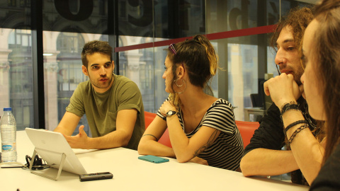 Integrantes de la banda 'Mafalda' en una entrevista en la redacción de Público. Fotografía: Christian González.