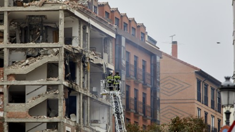 Bomberos trabajan en un inmueble afectado momentos posteriores a una fuerte explosión registrada en la calle Toledo que ha hundido varias plantas del edificio, en Madrid, (España), a 20 de enero de 2021. La explosión se ha producido minutos antes de la