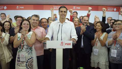 El presidente del Gobierno y secretario general del PSOE, Pedro Sánchez, el 21 de mayo de 2017 en Ferraz tras ganar las primarias del partido. Le acompañan, entre otros, José Luis Ábalos, Adriana Lastra o Santos Cerdán.