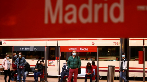 Varias personas esperan en la estación de Atocha de Madrid