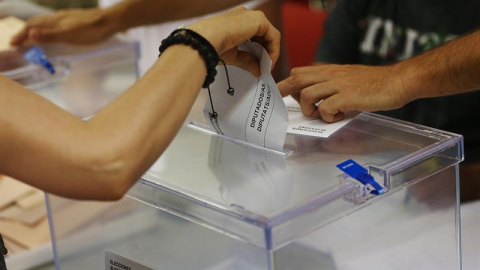 Una persona deposita su voto en un colegio de Barcelona. - EFE