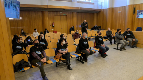 Armando Carril, Manuel Méndez, Elvira Branco, Carolina Fernández, André López, Salvador González, Óscar Calvo, Dani Carballada y Bieito Lobeira sentados en el banquillo de los acusados del Juzgado de Instrucción número 4 de A Coruña