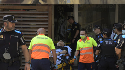 18/07/2022 - Un hombre es traslado tras sufrir un golpe de calor en la plaza del Ayuntamiento de Oviedo, este domingo 17 de junio.