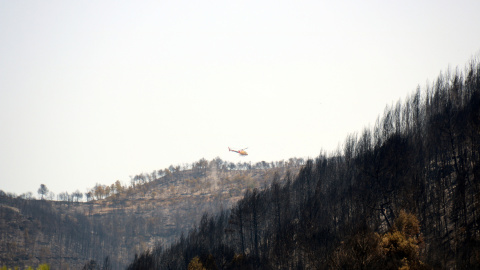 L'helicòpter remulla la zona cremada al Pont de Vilomara i Rocafort, al Bages.