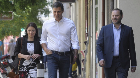 El presidente del Gobierno y secretario general del PSOE, Pedro Sánchez, junto a Adriana Lastra y José Luis Ábalos, en mayo de 2017 tras ganar las primarias.