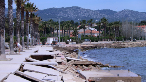 Imatge d'arxiu de les destrosses del temporal Glòria al passeig marítim de l’Arenal, a l’Ampolla.