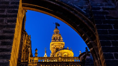 Vista de Giralda desde las cubiertas de la Catedral de Sevilla que se prepara para visitas nocturnas guiadas. Sevilla a 30 de junio del 2020. Foto de archivo.