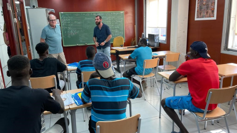 (19/7/22) Ángel Gabilondo charla con varios jóvenes que se encentran en el Centro de Estancia Temporal de Inmigrantes (CETI) durante su visita a Melilla el 19 de julio de 2022.