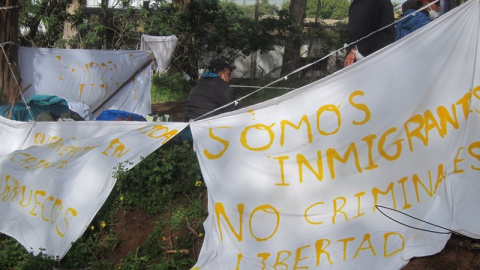 Migrantes que duermen por fuera del campamento de Las Raíces.