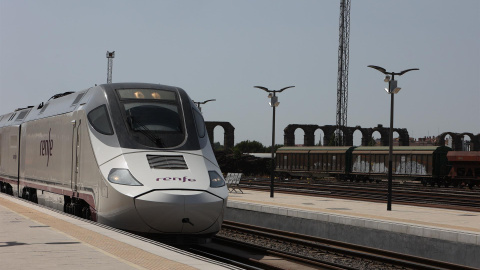 18/07/2022-Vista del tren Alvia S-730 que ha partido este lunes desde la estación de Cáceres con destino a Badajoz, con el que se ha inaugurado el tren de altas prestaciones de Extremadura, este lunes en Mérida