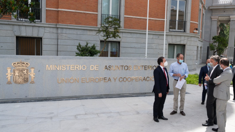 Imagen del ministro de Exteriores, José Manuel Albares, frente a la nueva sede ministerial en Madrid.