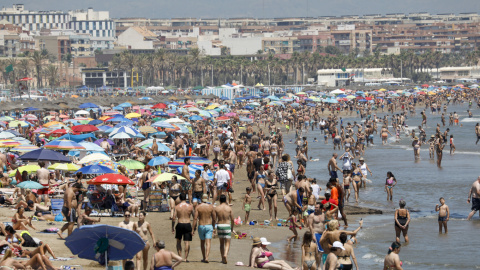 09/07/2022 Cientos de personas se agolpan en la playa de la Malvarrosa de València