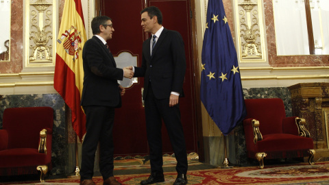 Imagen de archivo de 2016 del presidente del Gobierno, Pedro Sánchez, y el diputado socialista y exlehendakari Patxi López.