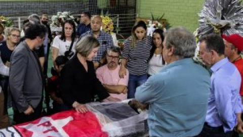 Un policía bolsonarista mata a tiros a un dirigente del partido de Lula en Brasil