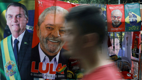 20/07/2022-Un hombre pasa junto a toallas expuestas y materiales de campaña presidencial que representan al ex presidente de Brasil Luiz Inacio Lula da Silva y al presidente de Brasil Jair Bolsonaro, en Río de Janeiro, Brasil, 20 de julio de 2022.