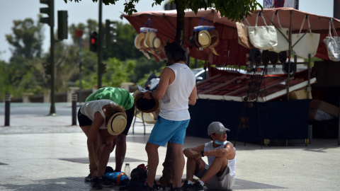 22/07/2022 - Una familia se refresca a la sombra de un árbol para combatir la abrasadora temperatura durante la ola de calor en Sevilla, el 10 de julio de 2022.