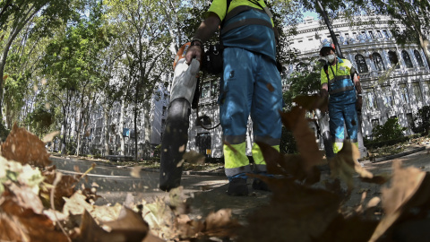 22/07/2022- Dos empleados de los sevicios de limpieza este jueves en el centro de Madrid, durante la jornada en la que los sindicatos CCOO y UGT han convocado una manifestación contra los accidentes laborales tras el fallecimiento de dos operarios de la 