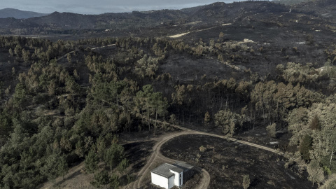 Fotografía tomada con un dron de una construcción rodeada por la superficie calcinada en el pueblo de San Cibrao