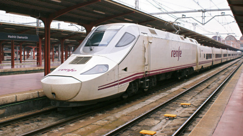 Imagen de archivo de un tren de alta velocidad de la serie 130 de Renfe.