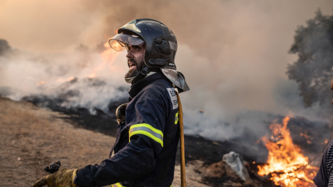 Un bombero trabaja en el incendio de Losacio, a 17 de julio de 2022, en Losacio, Zamora, Castilla y León (España).