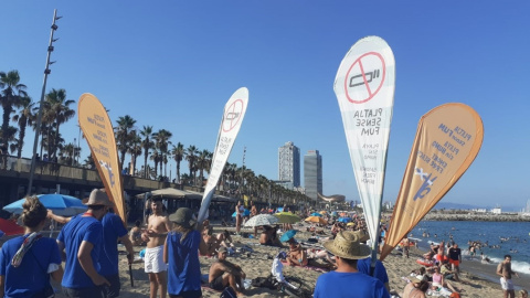 Una acció de sensibilització dels usuaris de la platja impulsada per l'Ajuntament de Barcelona.