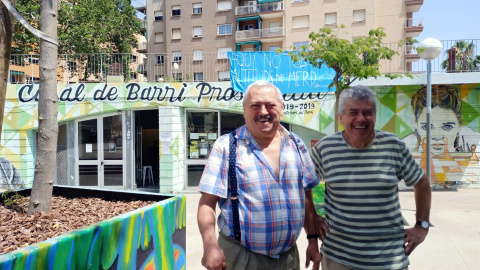 Albert Naya i Albert Recio, activistes veïnals de Nou Barris, davant del Casal de la Prosperitat.