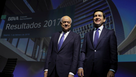 El presidente de BBVA, Francisco Gonzalez, con el consejero delegado y su sucesor desde el 1 de enero de 2019, Carlos Torres, en la presentación de resultados del banco de 2017. REUTERS/Sergio Perez