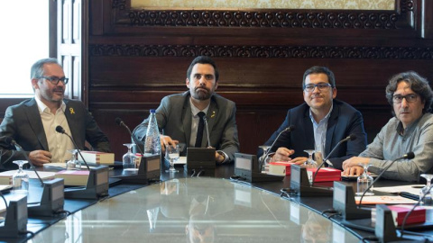 26/09/2018.- El presidente de la cámara catalana, Roger Torrent (2i) junto al vicepresidente primero, Josep Costa (i), el vicepresidente segundo, José María Espejo-Saavedra (2d) y el secretario segundo, David Pérez (2d), durante la reunión de la Mesa