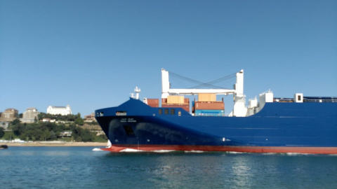 El buque de la naviera pública saudí llega al puerto de santader para recoger una nuea carga de armas. Foto: LA GUERRA EMPIEZA AQUÍ