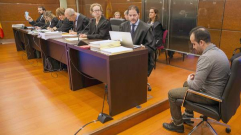 El condenado a prisión permanente revisable por asesinar a una bebé en Vitoria, en el juicio. EFE