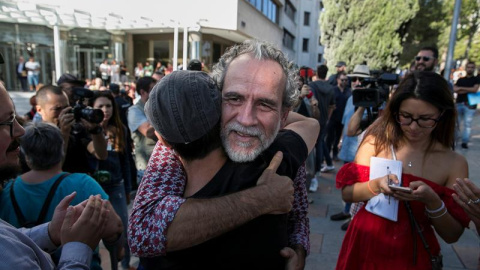 13/09/2018.- El actor Willy Toledo tras declarar hoy ante el juzgado de instrucción número 11 de Madrid acusado de vejación contra los sentimientos religiosos y ha reiterado mediante un escrito que no ha cometido ningún delito y que no considera "nece