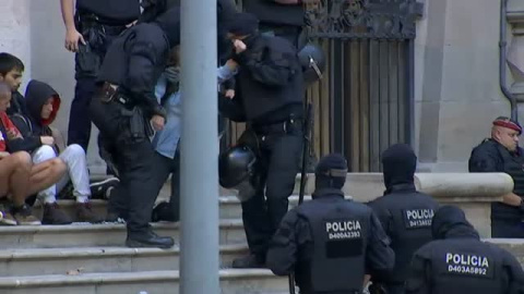 Los Mossos d'Esquadra desalojan a un centenar de miembros de CDR encadenados frente al Tribunal Superior de Justicia de CataluÃ±a