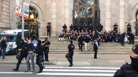 Los Mossos desalojan la manifestación frente al TSJC. EUROPA PRESS