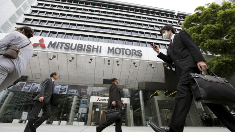 Gente caminando frente a la sede de Mitsubishi Motors en Tokio, Japón. REUTERS/Toru Hanai