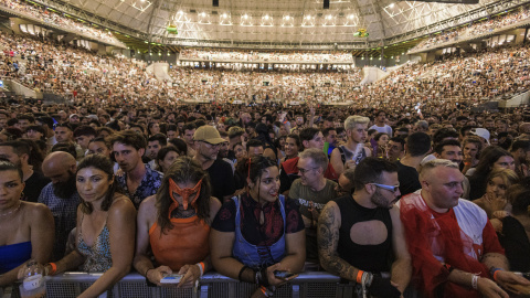 Fans de Rosalía al Palau Sant Jordi poc abans de l'inici de l'actuació.