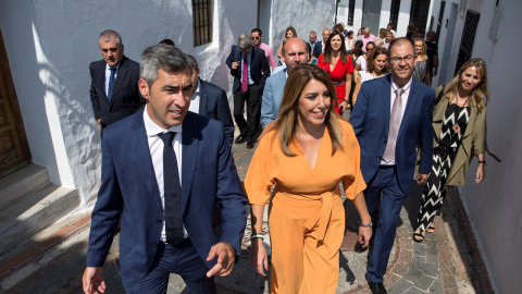 La presidenta de la Junta de Andalucía, Susana Díaz, acompañada del alcalde de Benalmádena, Víctor Navas, recorriendo las calles de esta localidad malagueña durante una visita institucional al Ayuntamiento. EFE/Daniel Pérez