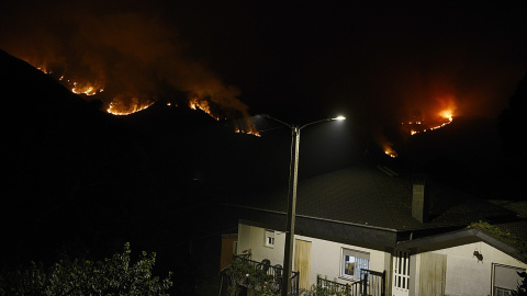 Frente de fuego procedente del parque natural del Invernadeiro, visto desde el pueblo de San Mamede (Ourense), a 22 de julio de 2022