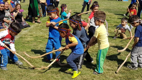 Niños practicando el tradicional deporte mapuche. - Ministerio de Desarrollo Social y Familia (Chile)