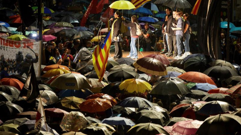 La concentració de la plaça 1 d'Octubre de Girona contra la sentència del Suprem. EFE / DAVID BORRAT