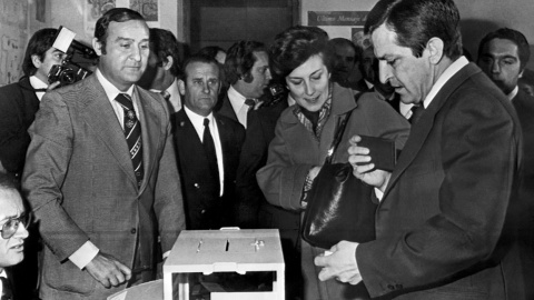 El entonces presidente del Gobierno, Adolfo Suárez, y su esposa Amparo Illana, votan en el referendum para la reforma política, el 15 de diciembre de 1976, en la primera vez que los españoles volvieron a pasar por las urnas tras la muerte del dictador 