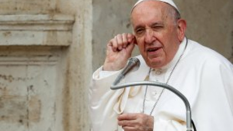 El papa defiende la sanidad pública y afirma que "recortar recursos en ella es un atentado contra la humanidad"