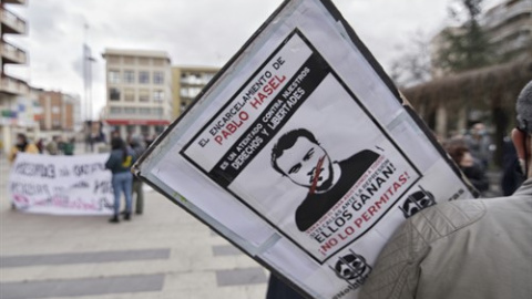 Una pancarta contra el encarcelamiento de Pablo Hasel durante una manifestación en Guadalajara (España),