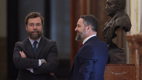 El portavoz de Vox en el Congreso, Iván Espinosa de los Monteros (i), y el líder de Vox, Santiago Abascal, conversan en las inmediaciones de un pleno extraordinario en el Congreso de los Diputados, a 13 de julio de 2022