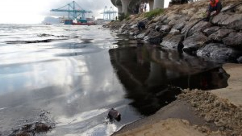 Un derrame en un almacén de Cepsa provoca una mancha de 500 metros de 'chapapote' en la costa de Algeciras