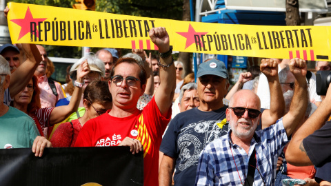 Manifestantes alzan el brazo durante las protestas del 1-O, en Girona. REUTERS/Enrique Calvo